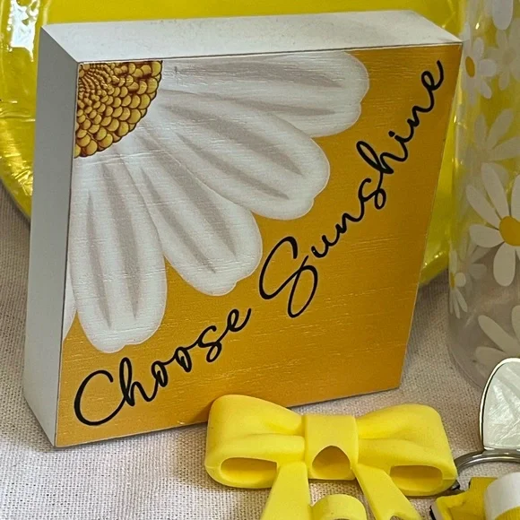 Choose Sunshine Yellow Daisy Water Bottle and Snack Accessories Set - Picture 3 of 7